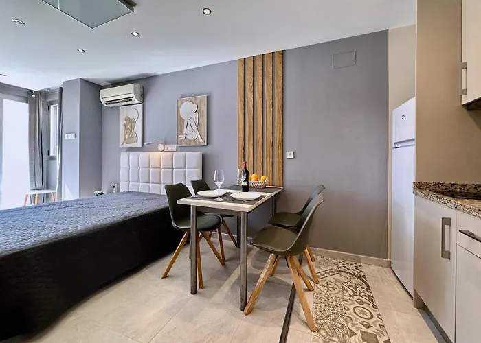 Clubrent - Edf Horizonte, Estudio De Estilo Escandinavo アパート カルプ